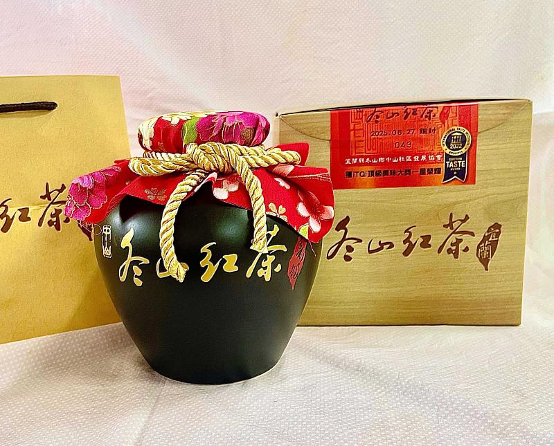 「宜蘭縣冬山鄉中山社區發展協會」榮獲iTQi國際評鑑肯定的壽級冬山紅茶禮盒,展現冬山風土韻味
